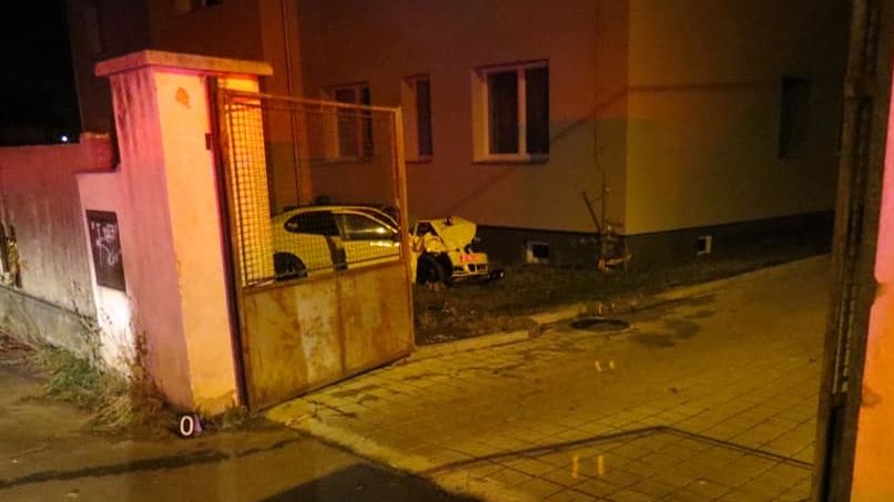 Opilý řidič naboural do domu na Plzeňsku